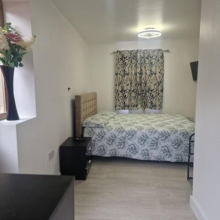 Studio Flat On Straight Road, Harold Hill, Havering kerület Kültér fotó