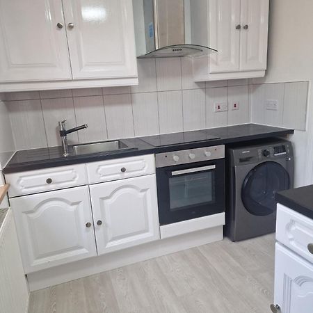 Studio Flat On Straight Road, Harold Hill, Havering kerület Kültér fotó
