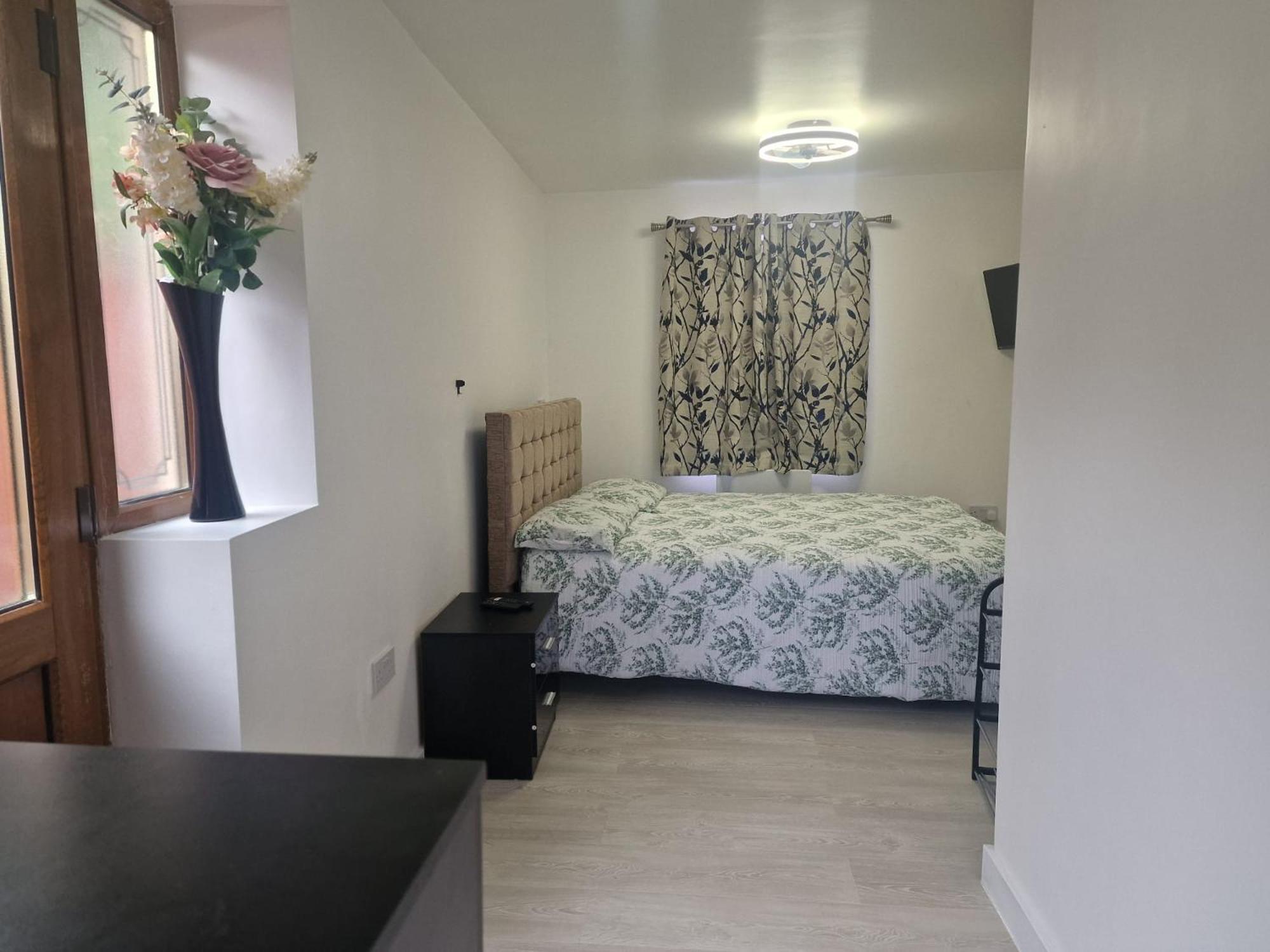 Studio Flat On Straight Road, Harold Hill, Havering kerület Kültér fotó