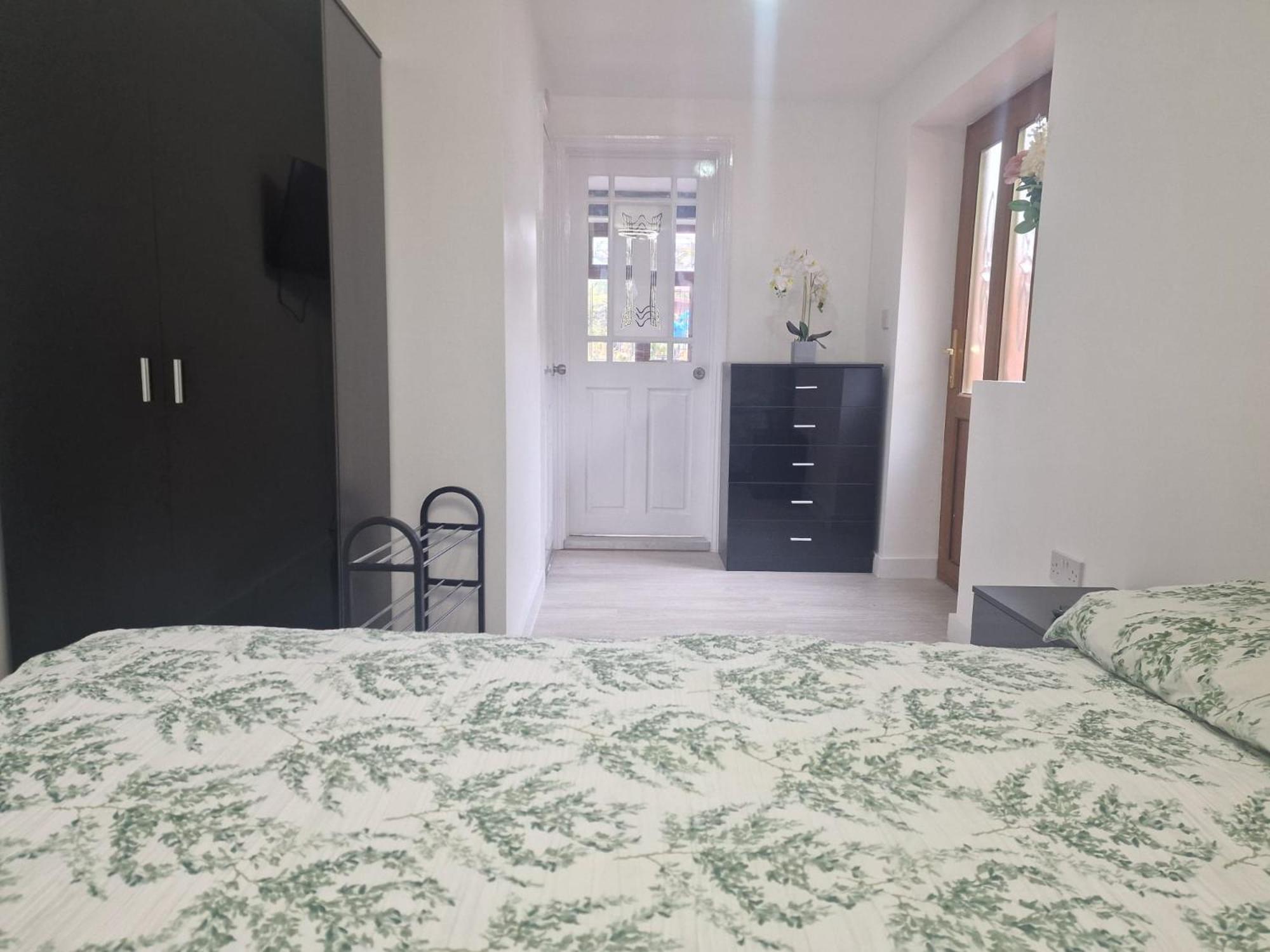 Studio Flat On Straight Road, Harold Hill, Havering kerület Kültér fotó